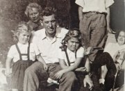 Hanno Tonder s dcerami Saou a Mou za nimi Slva Tonderov (matka Hanna) vpravo manelka Olga