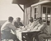 .. a ped lnickou klubovnou v pyamu